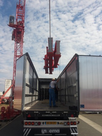 Kraanonderdelen laden in Spreewald voor de beurs in Kortrijk