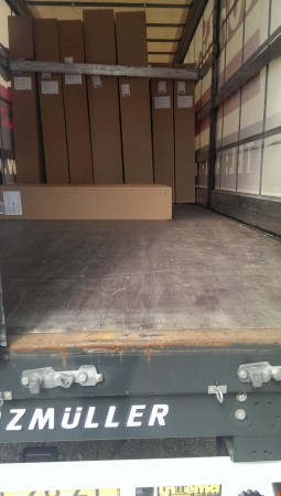 Dozen met isolatiemateriaal voor de verwarmingsindustie